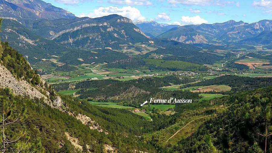 Vue de notre vallon depuis les hauteurs de la montagne de Justin! Nous avons la chance d'être isolés en pleine nature mais à seulement 5klm de Die !