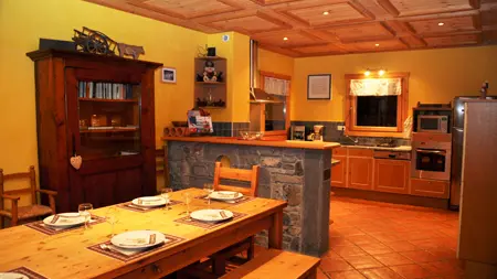 Vue sur la cuisine en bois