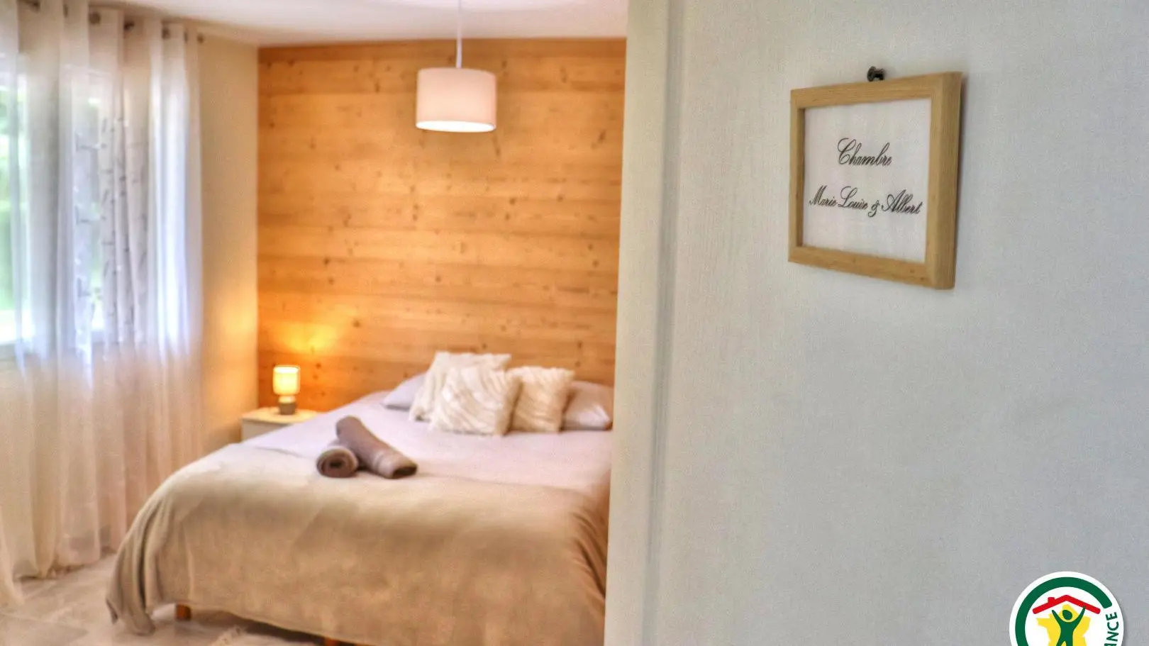 Chambre au RDC, aménagée pour personne à mobilité réduite. Un lit double ou deux lits simples 1x160 ou 2x80 avec douche italienne et lavabo