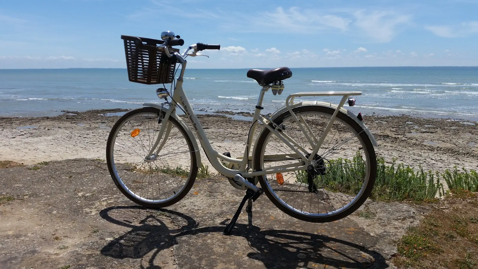 Notre vélo face à la mer