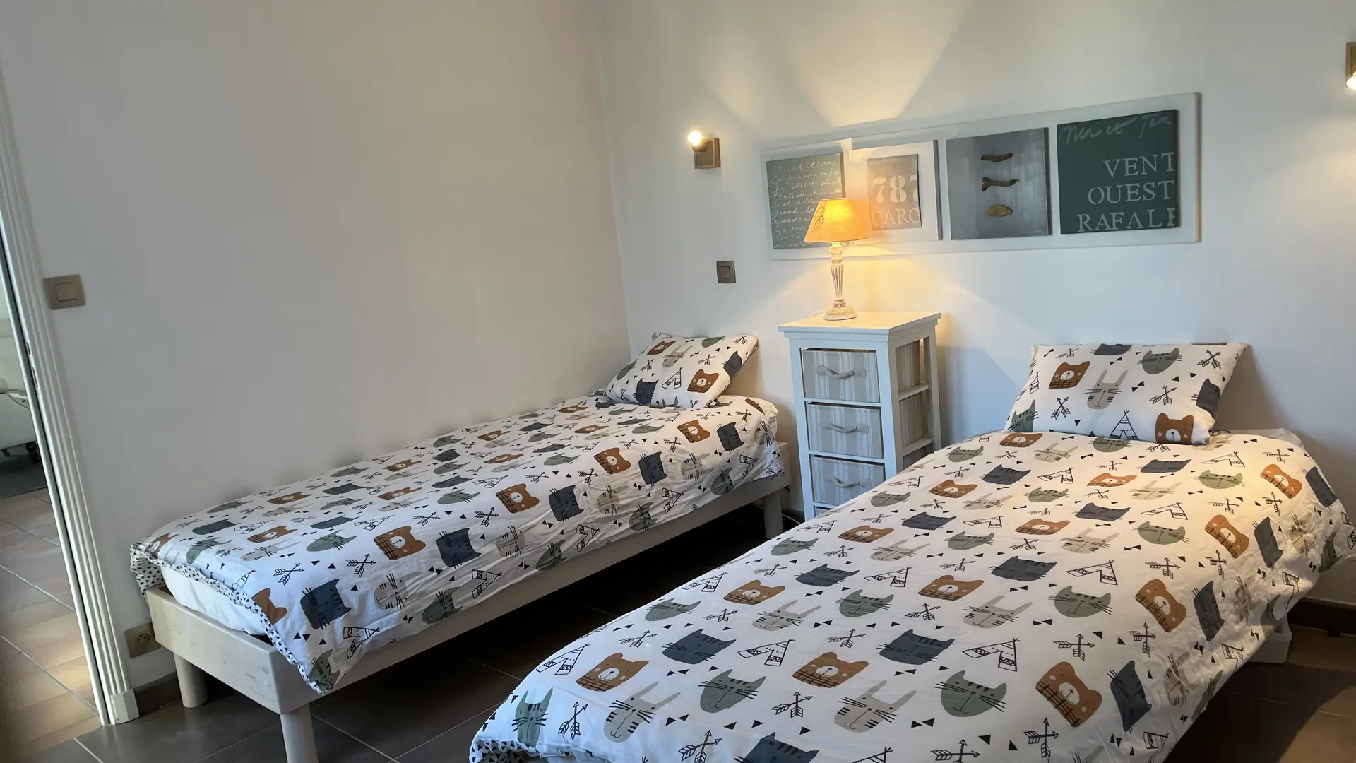 bedroom 2, twin beds