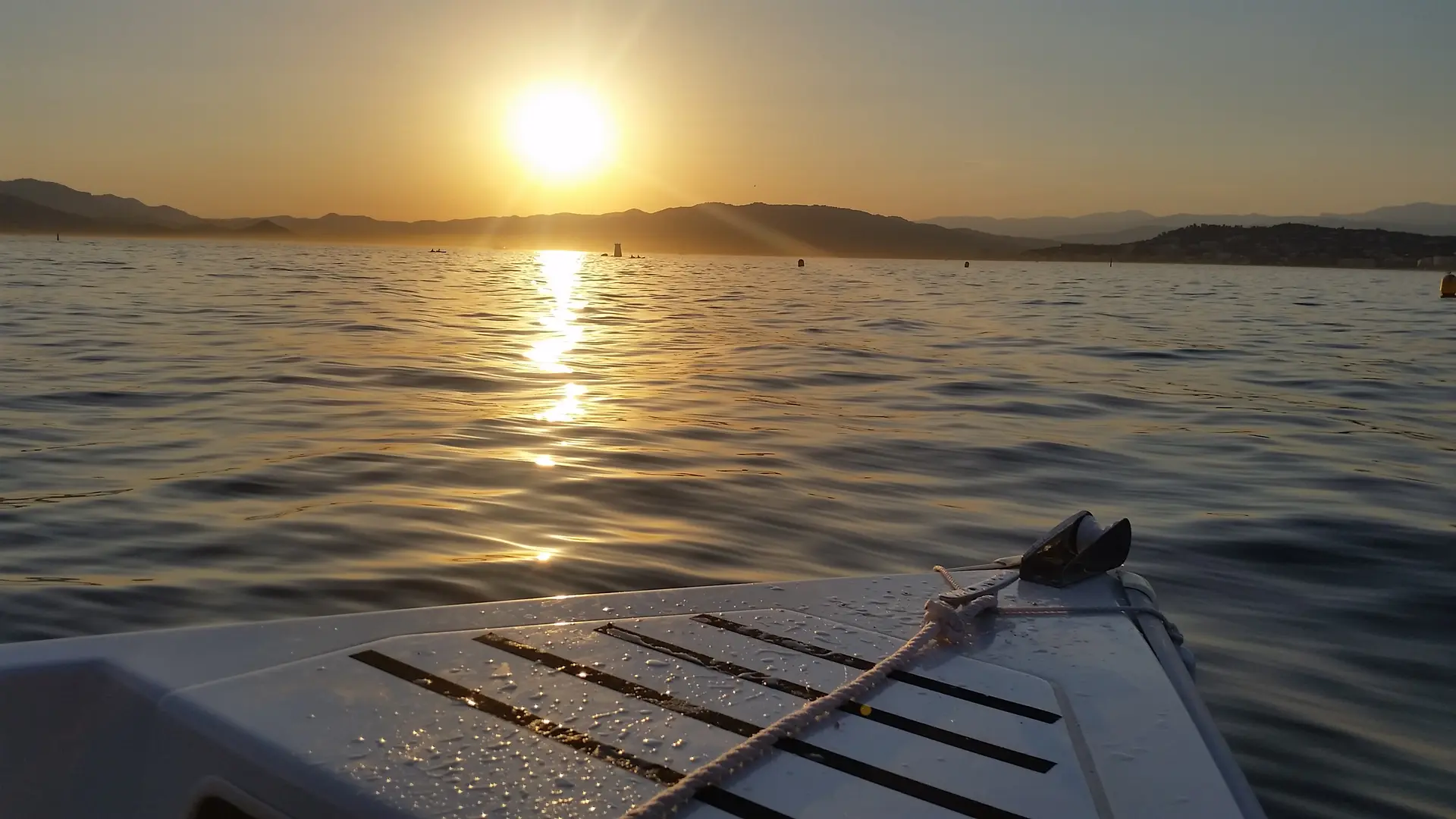 Location de Bateau sans permis à Cannes couché de soleil avec Solar Boat