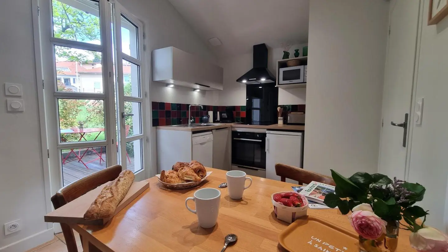 Cuisine ouverte sur la pièce à vivre.