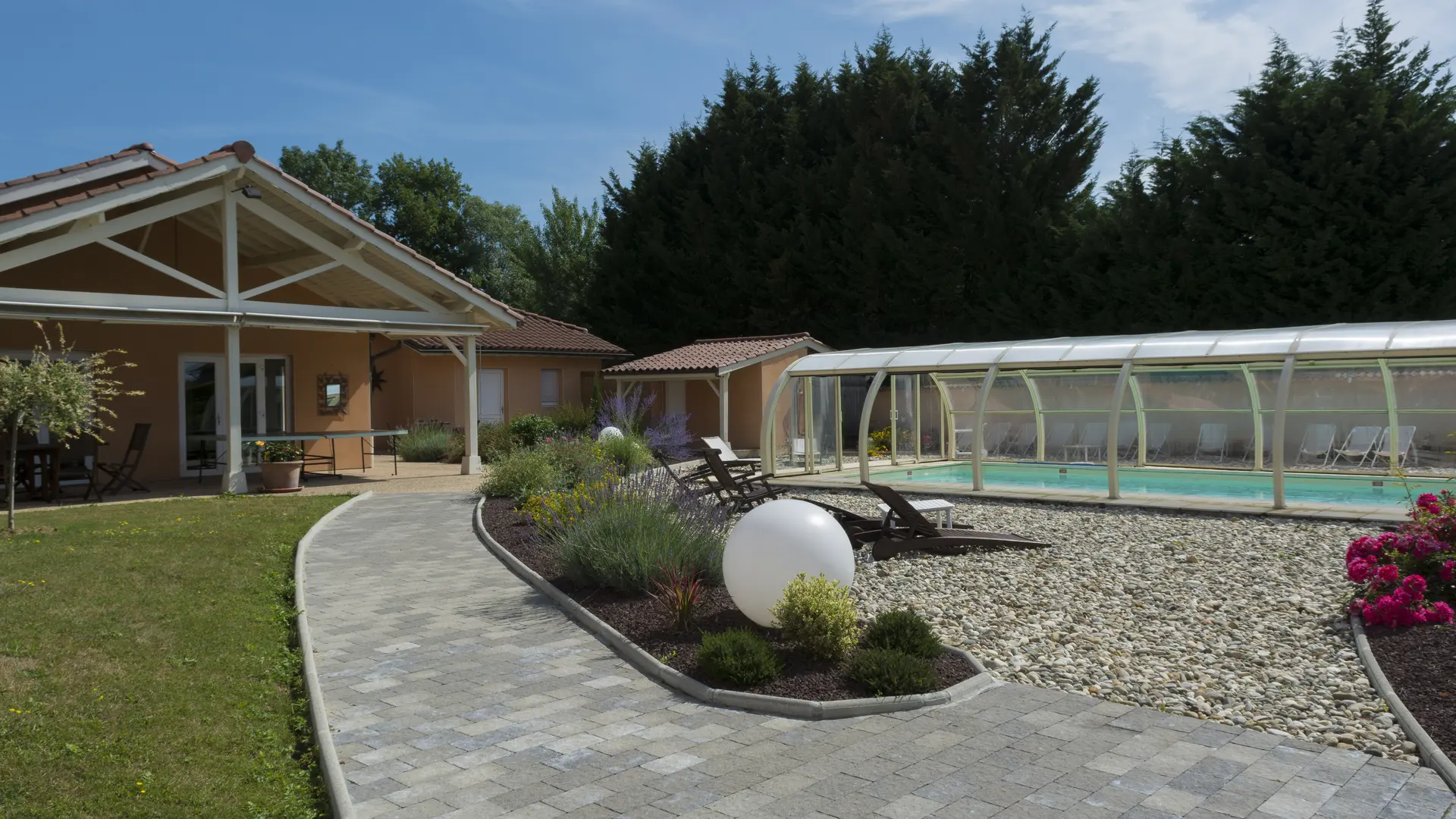 Extérieur avec piscine