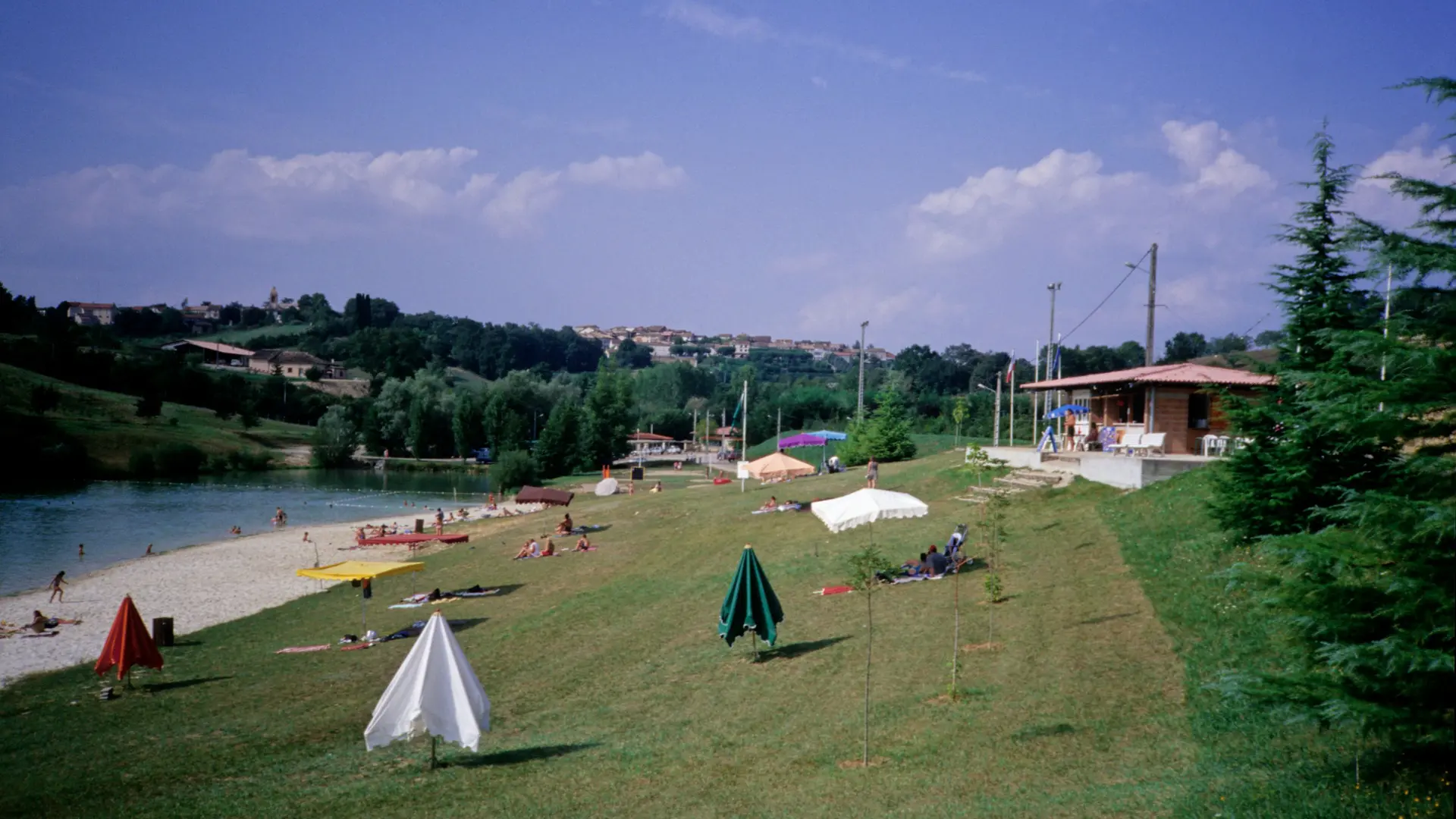 vue sur plage, snack et lac