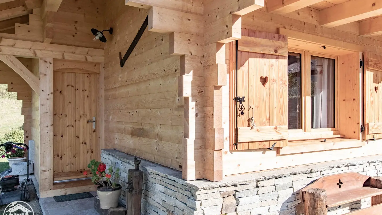 Devant le gîte - accès machine à laver / local ski