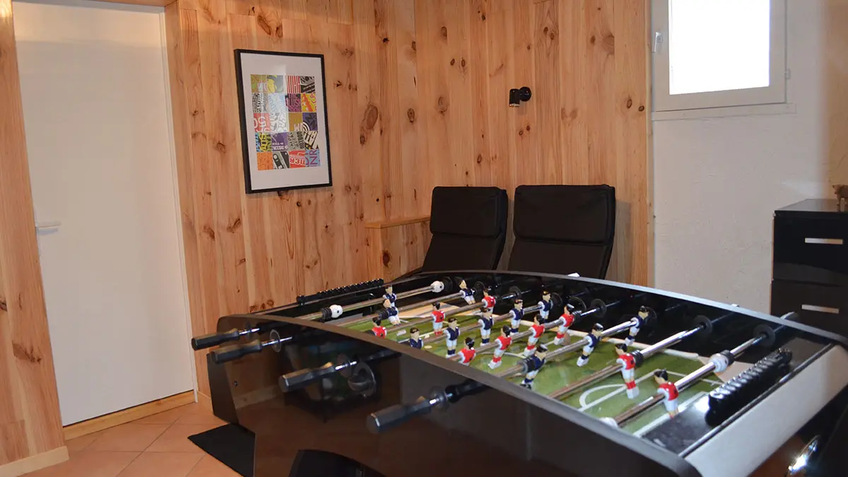 grande salle de jeux avec baby-foot