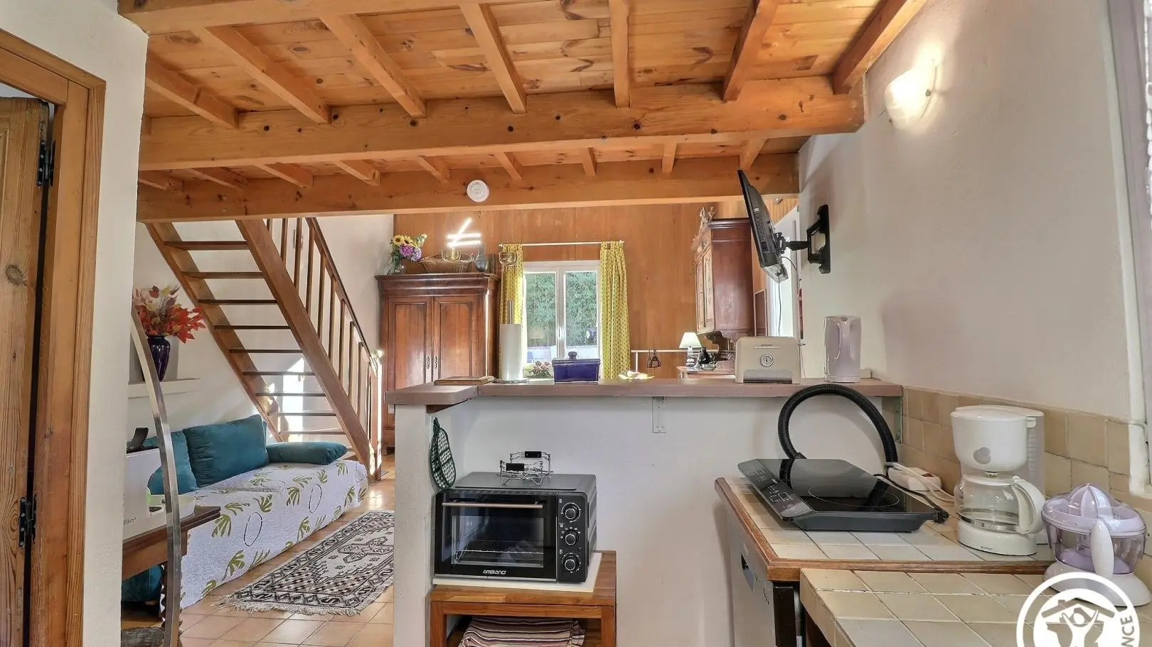 Vue de la cuisine sur la pièce à vivre.