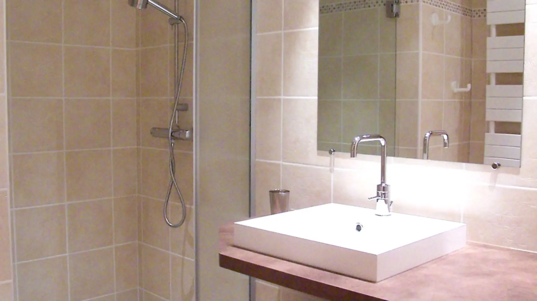 Salle de bain avec douche/Bathroom with a shower-Buissière n°2-Le Grand-Bornand