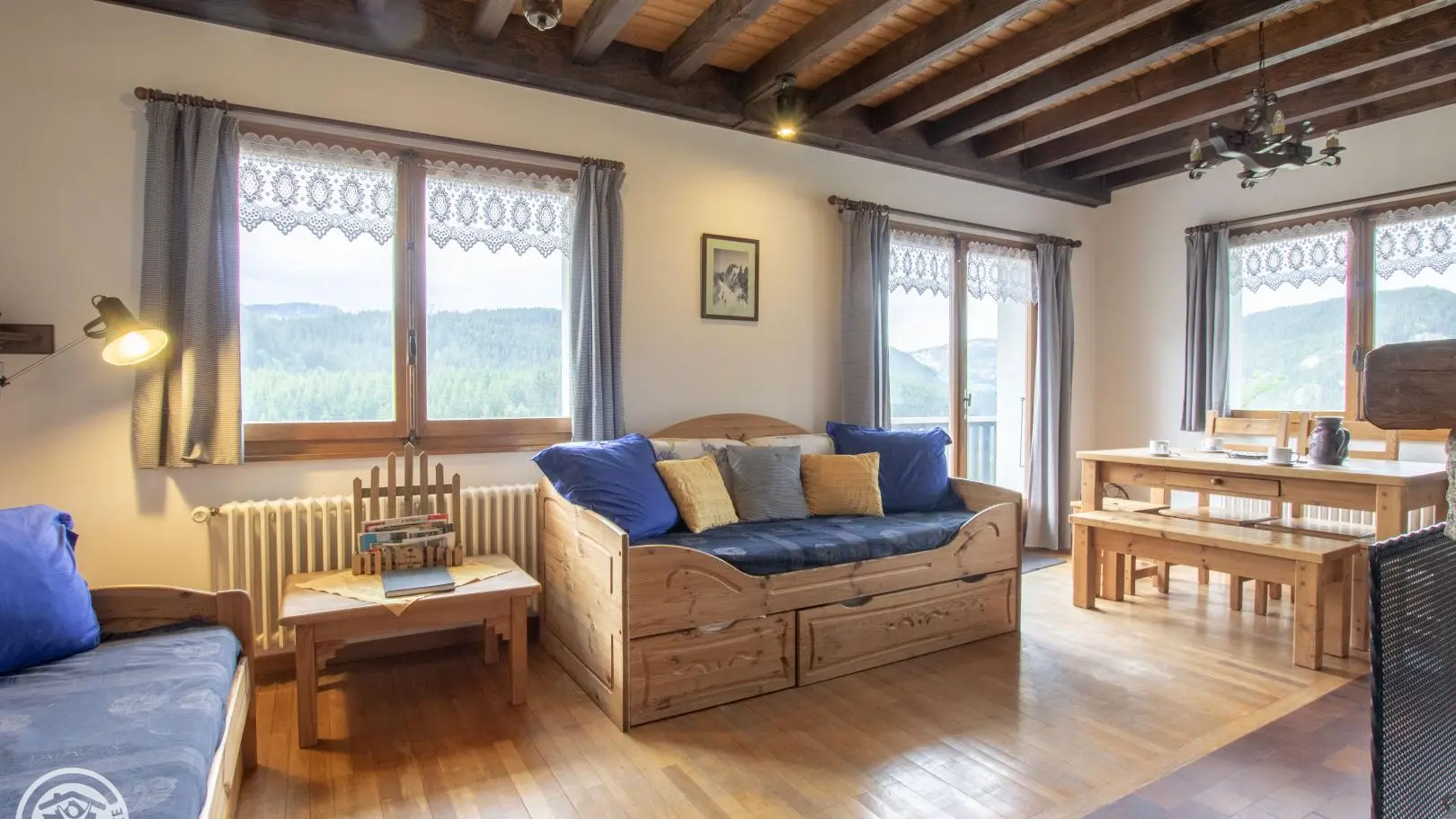 Séjour avec lits gigogne et coin repas