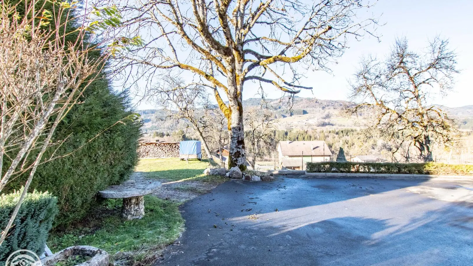 Devant le gîte (stationnement)
