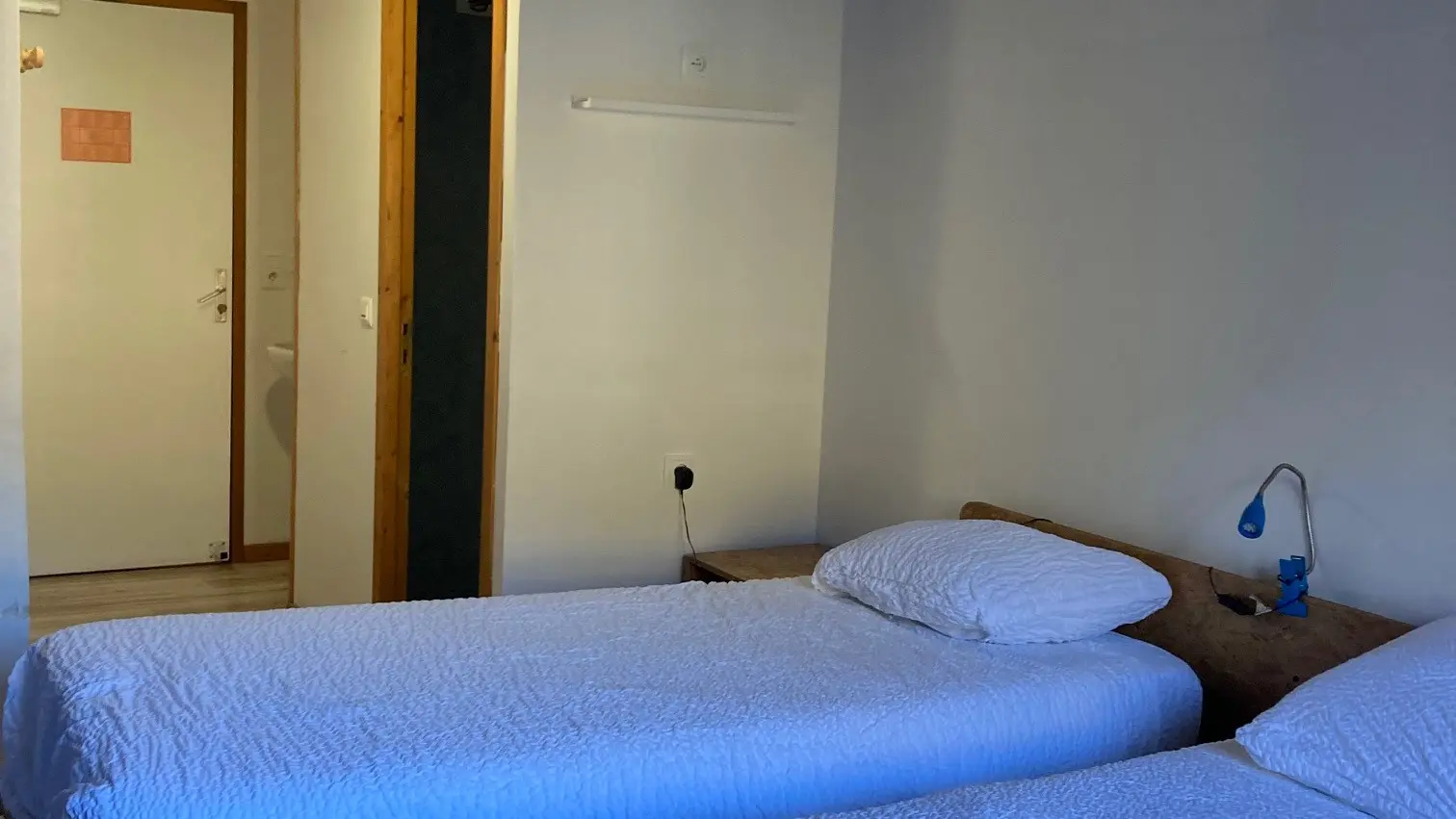 lits simples dans chambre privée pour 2 personnes