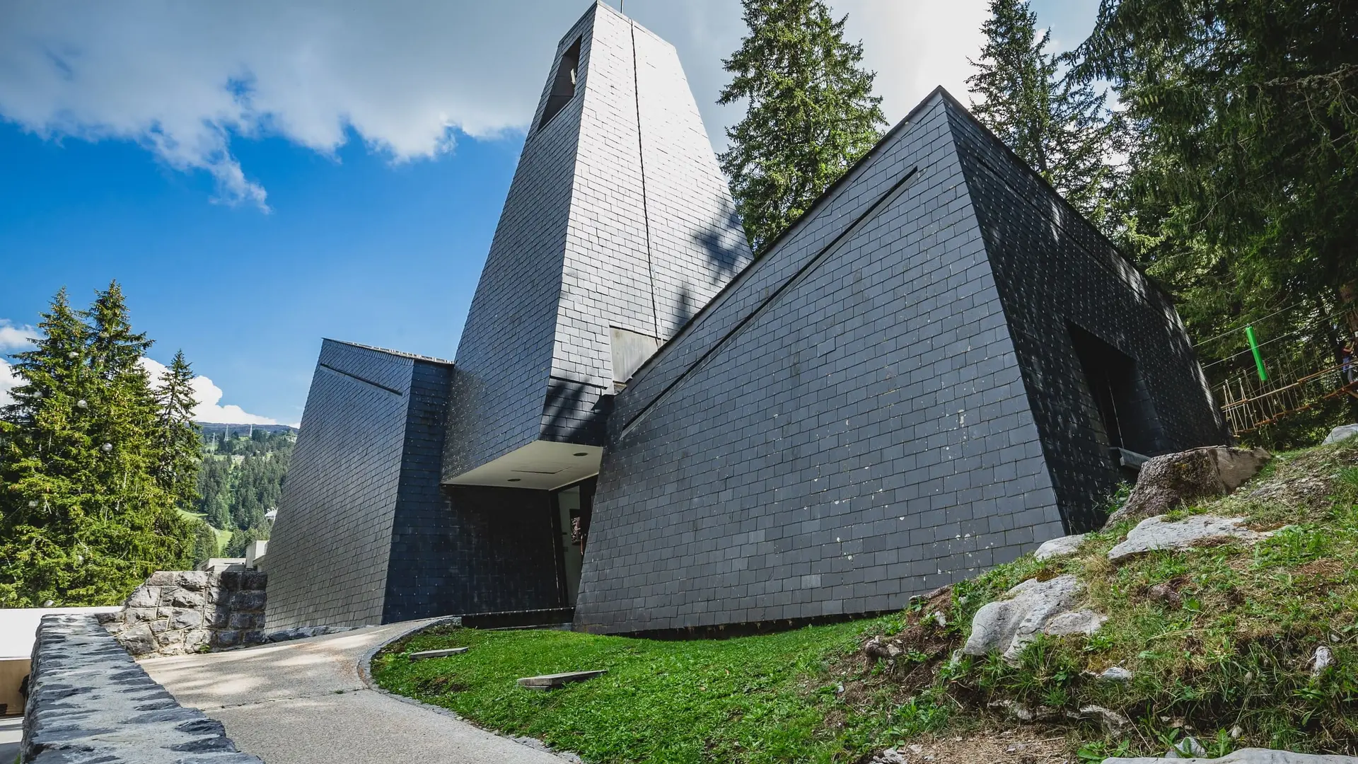 Chapelle Œcuménique à Flaine Forum en Été