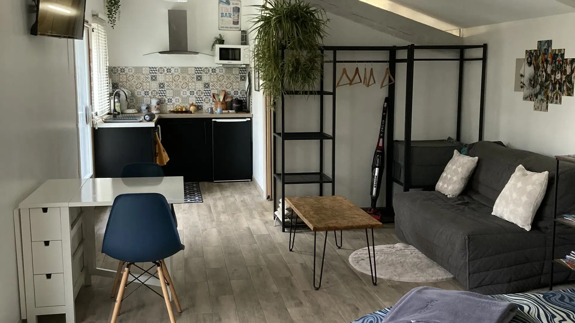 Pièce de vie lumineuse avec salon confortable et cuisine ouverte entièrement équipée.