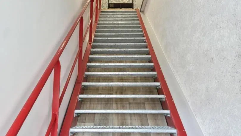La rénovation à garder les éléments de  l'ancienne caserne des pompiers. Cet escalier mène à l'appart.