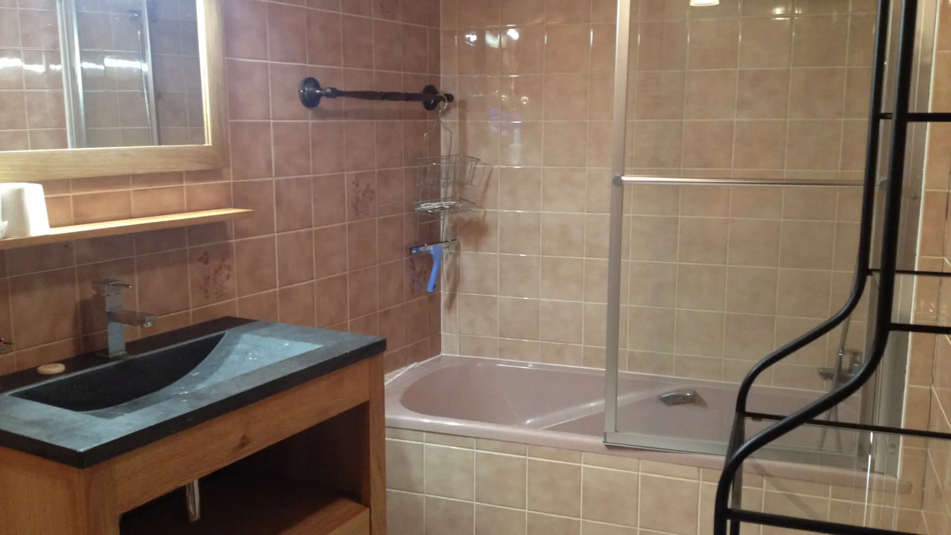 Salle de bain avec baignoire/Bathroom with a bath-Chez Mme Jaillet-Le Grand-Bornand