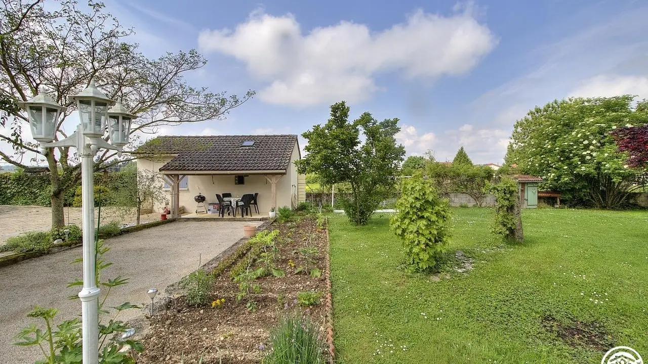 Vue sur l'arrière de la maison avec le terrain de pétanque, boules adultes et enfants à disposition.
