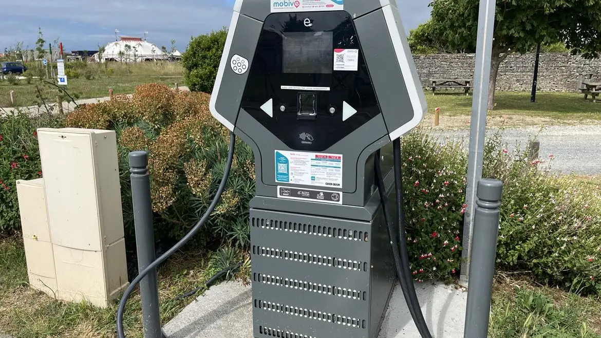Borne de recharge pour voitures électriques