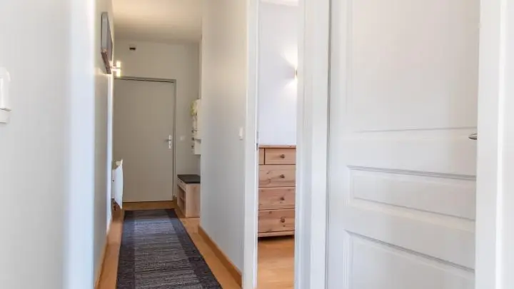 Couloir d'accès aux chambres et salle d'eau