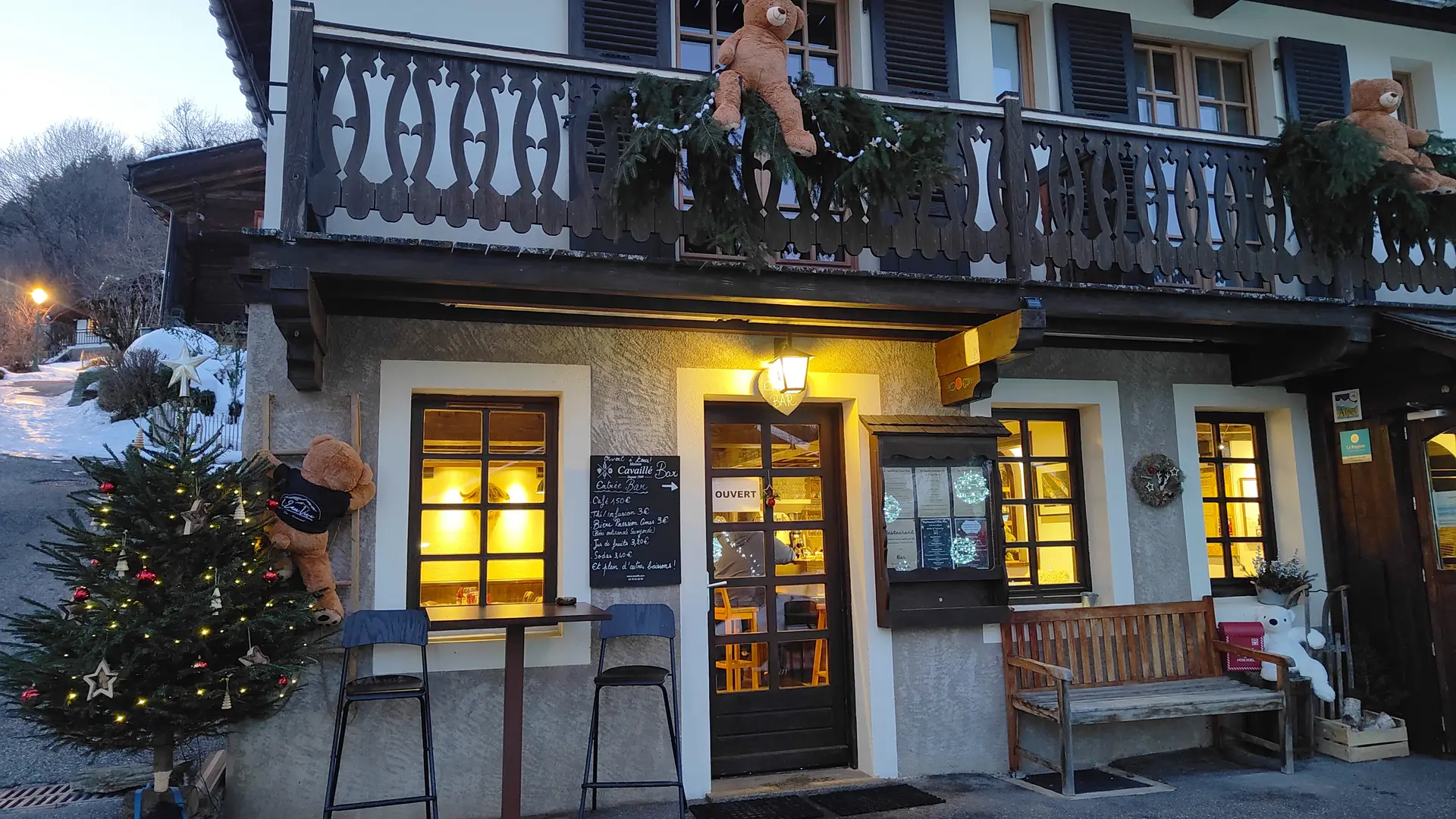 Vue extérieure du restaurant ouvert le soir
