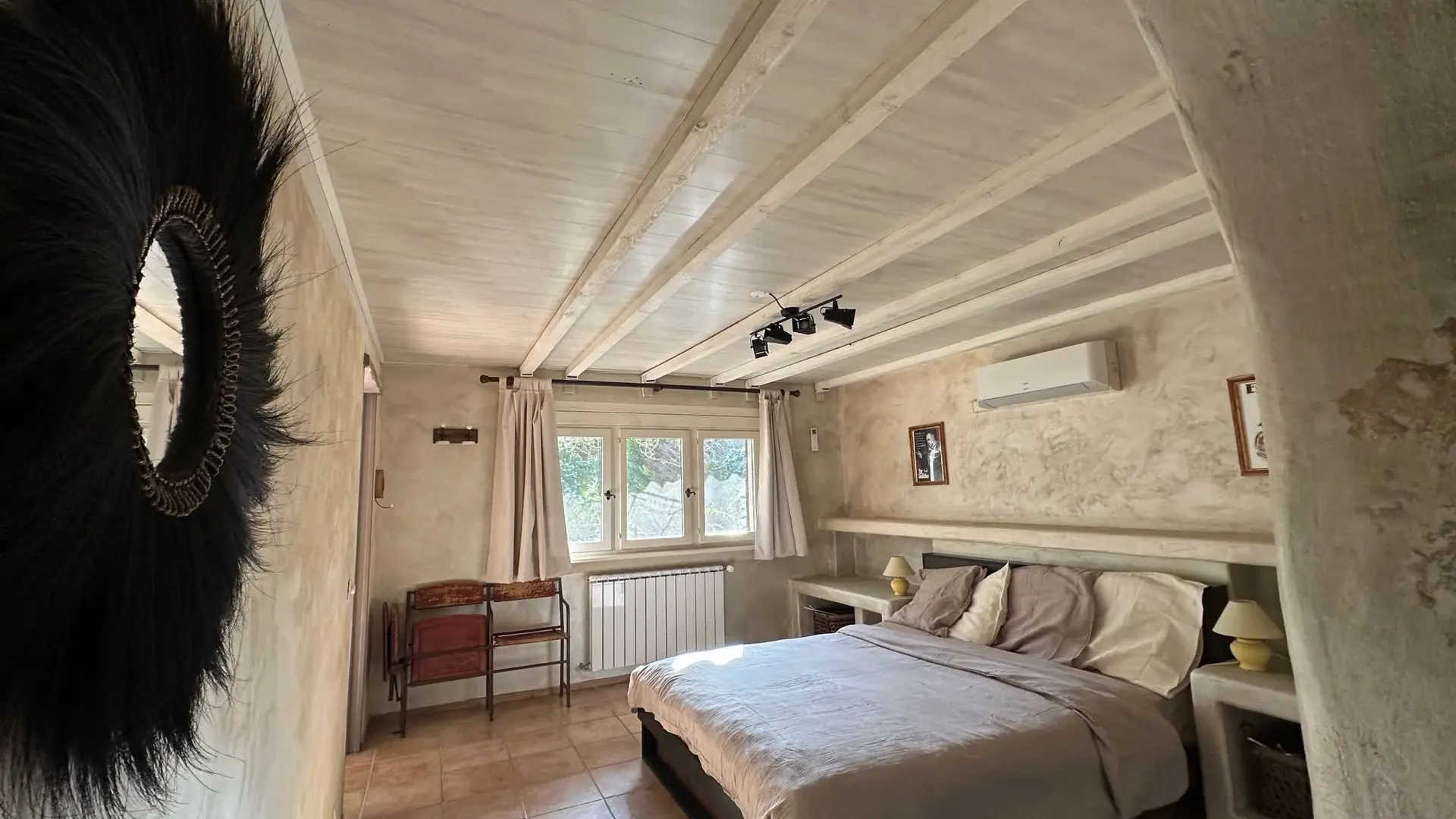 Suite modulable pouvant accueillir deux à quatre personnes, idéale pour un séjour en couple, en famille ou entre amis.