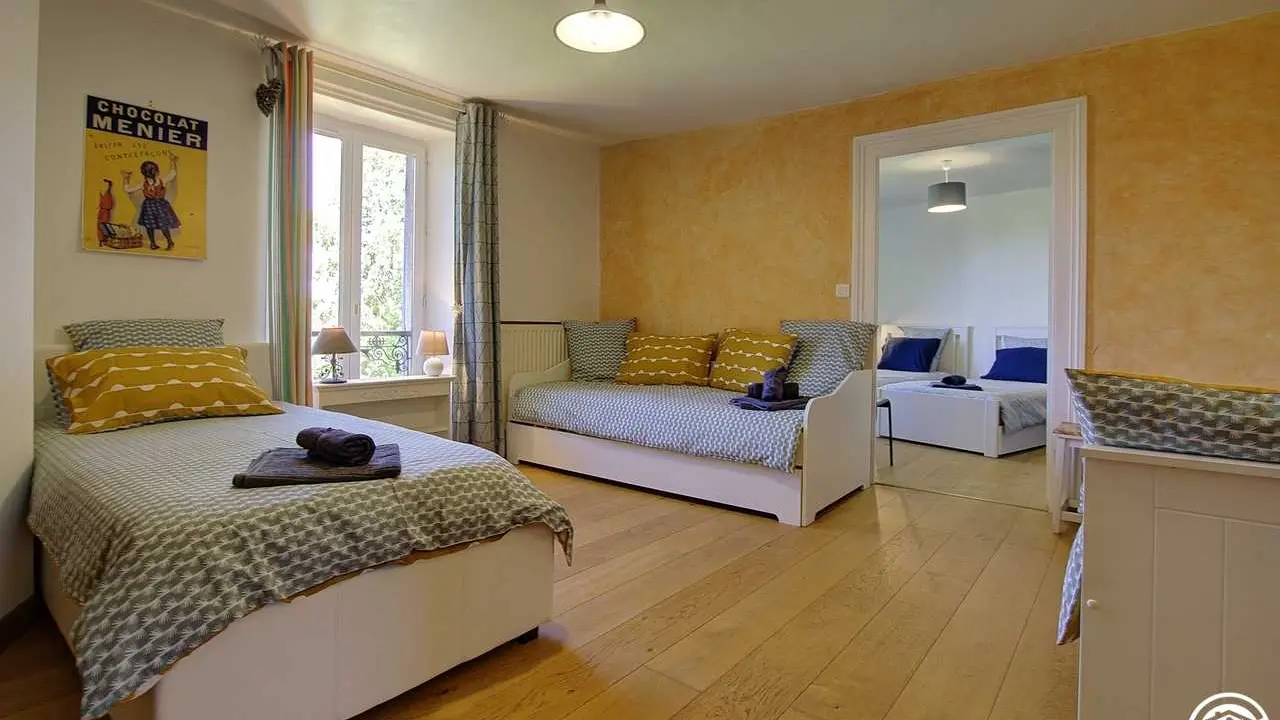 chambre 4, 3 lits simples et 1 lit tiroir pour le bonheur des enfants