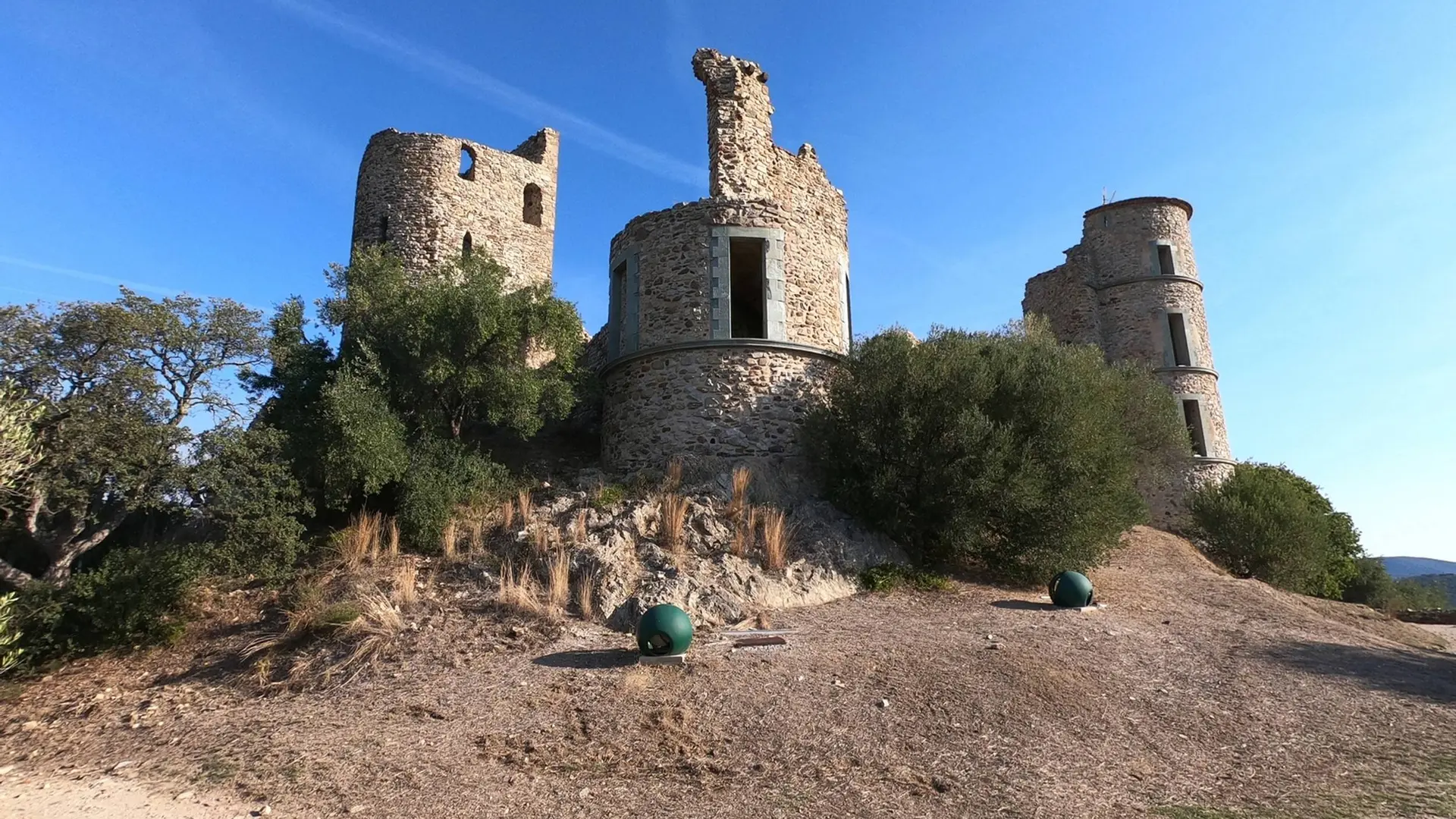 Vestige du château médiéval érigé sur un piton