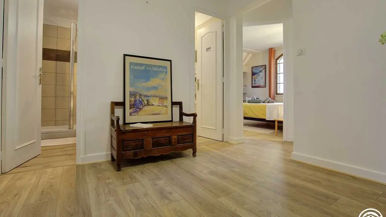 Vue sur une chambre (deux personnes) et les deux salles d'eau situées à côté.