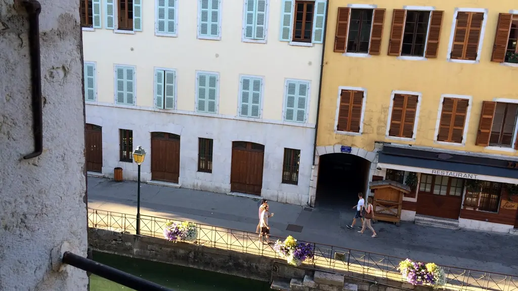 Le séjour offre une large vue dégagée sur les canaux du vieil Annecy