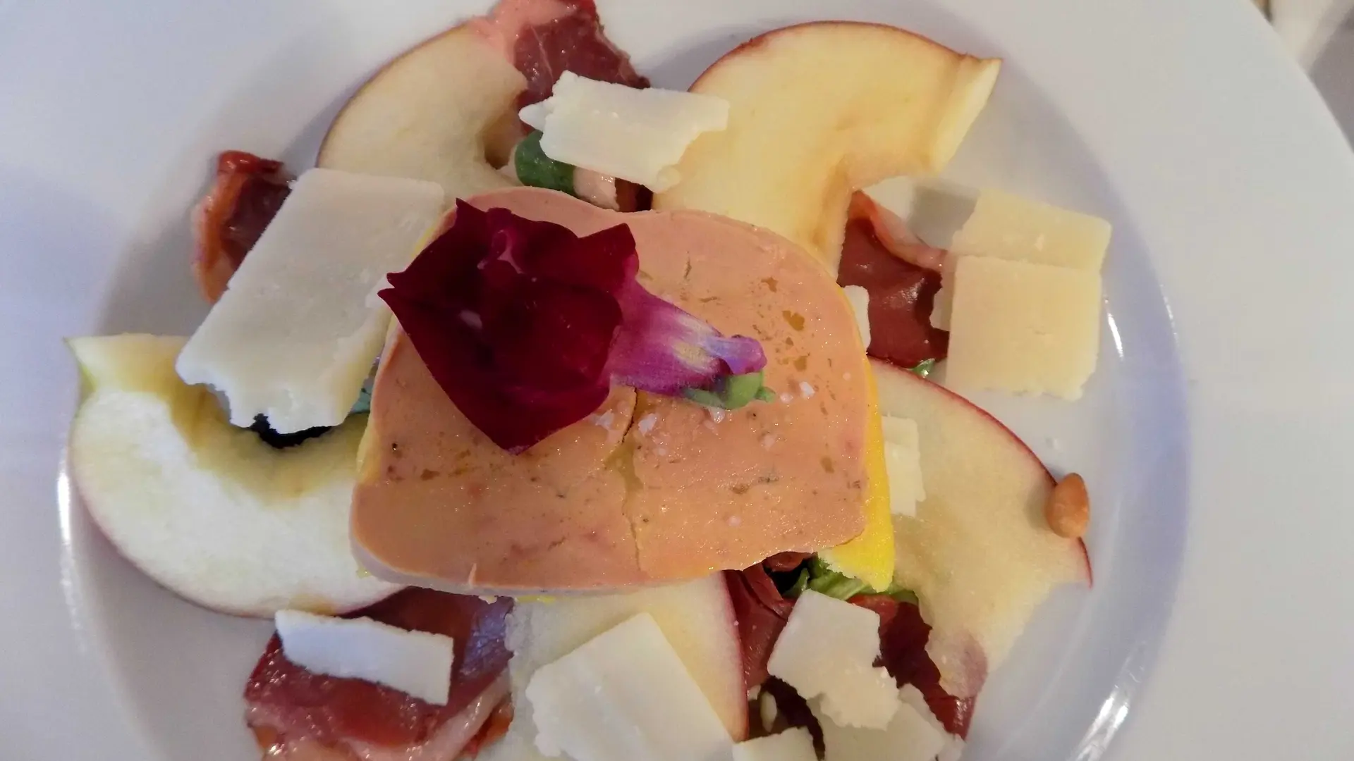 Salat Mit Entenbrust, Salat, Dünnen Apfelspalten, Einer Scheibe Entenleber Und Parmesanspänen