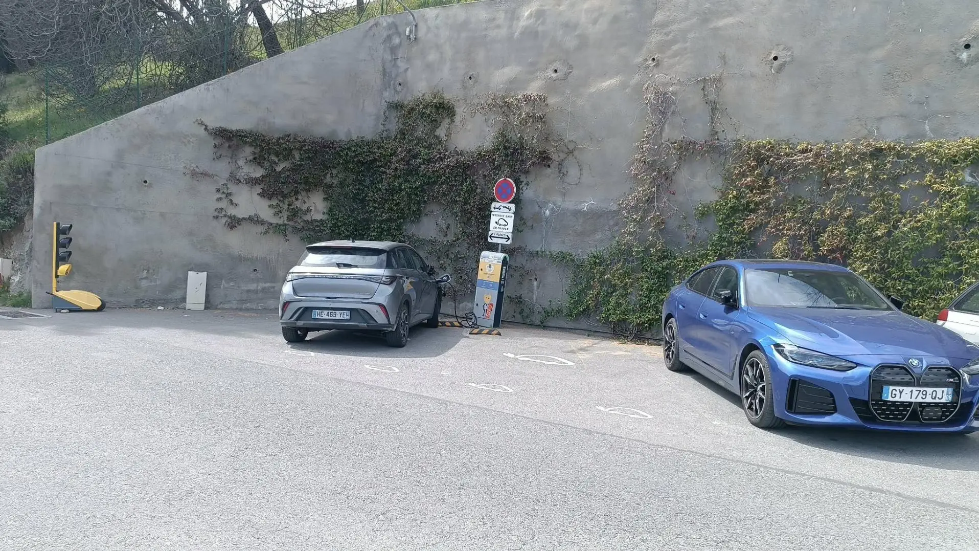 Bornes pour véhicules électriques à deux endroits au village