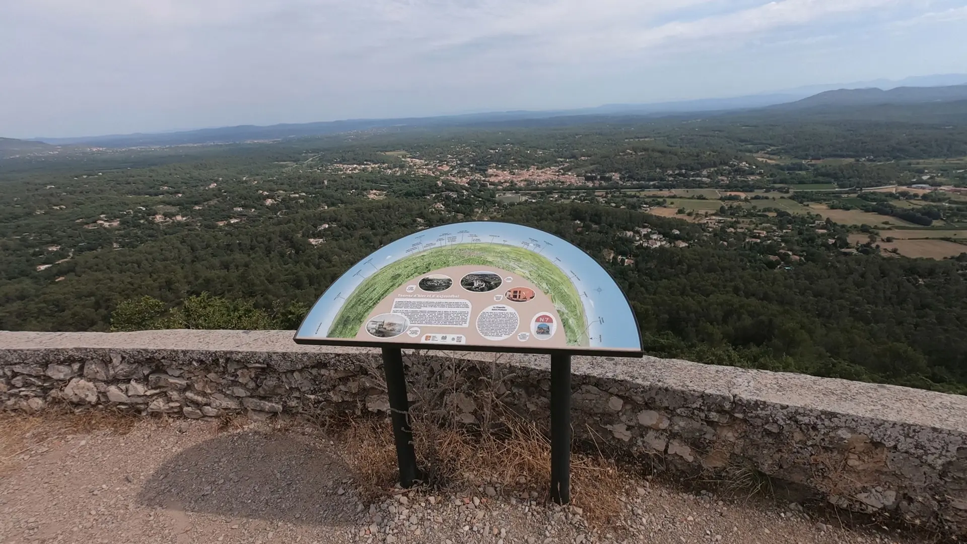 Table d'orientation décrivant le panorama côté nord-ouest
