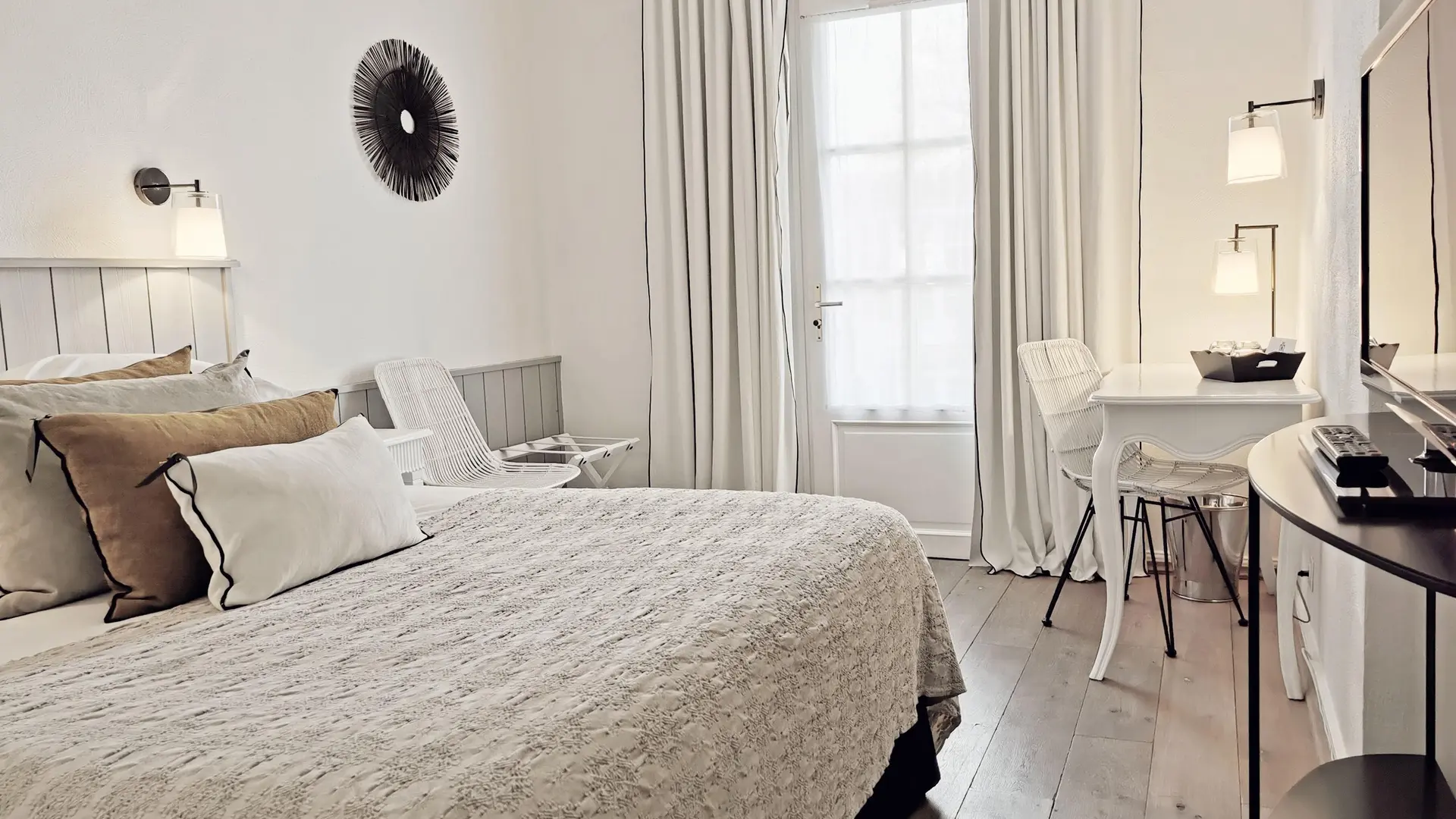 Rivage Room - Double bed, television and table