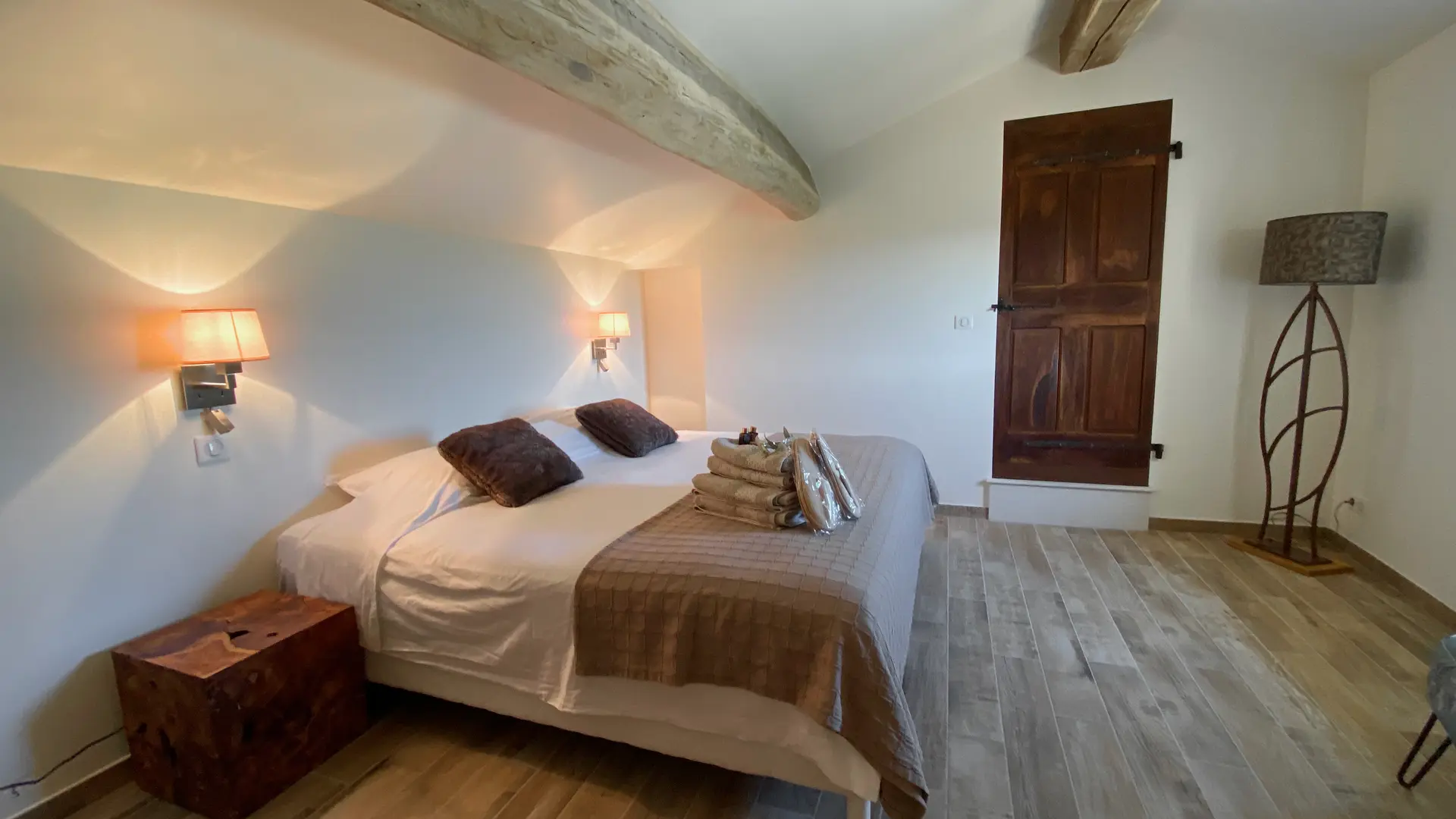 Deuxième chambre avec un lit king size (200 x200) de qualité hotelière, avec vue sur les dentelles de Montmirail