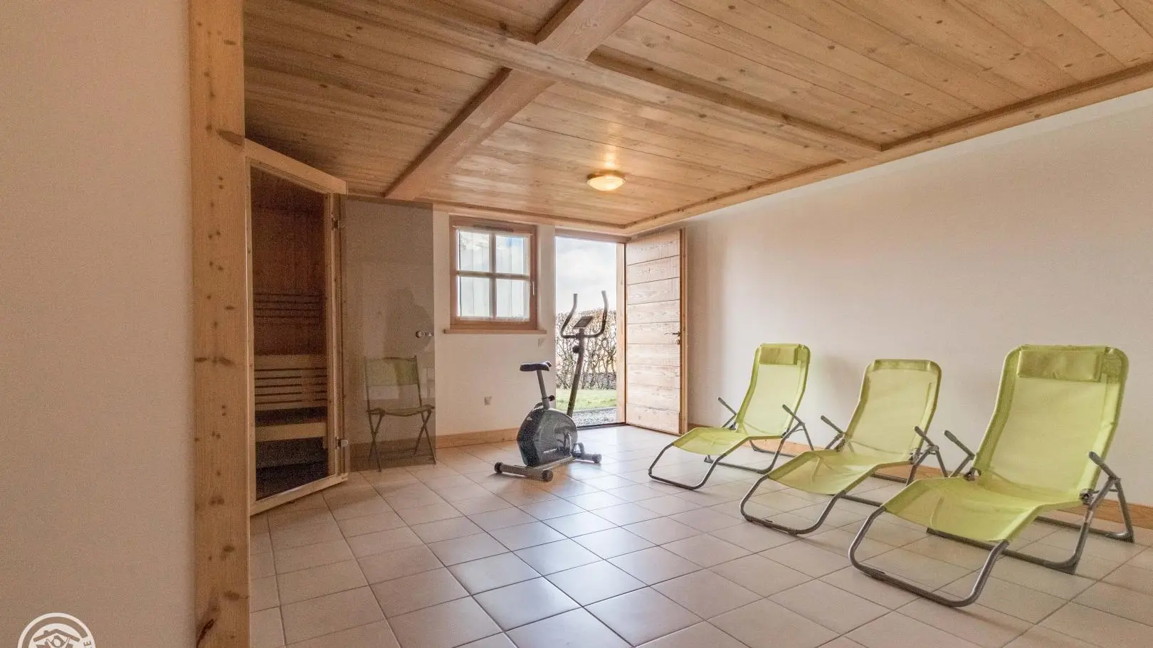 salle détente avec sauna et douche à jets