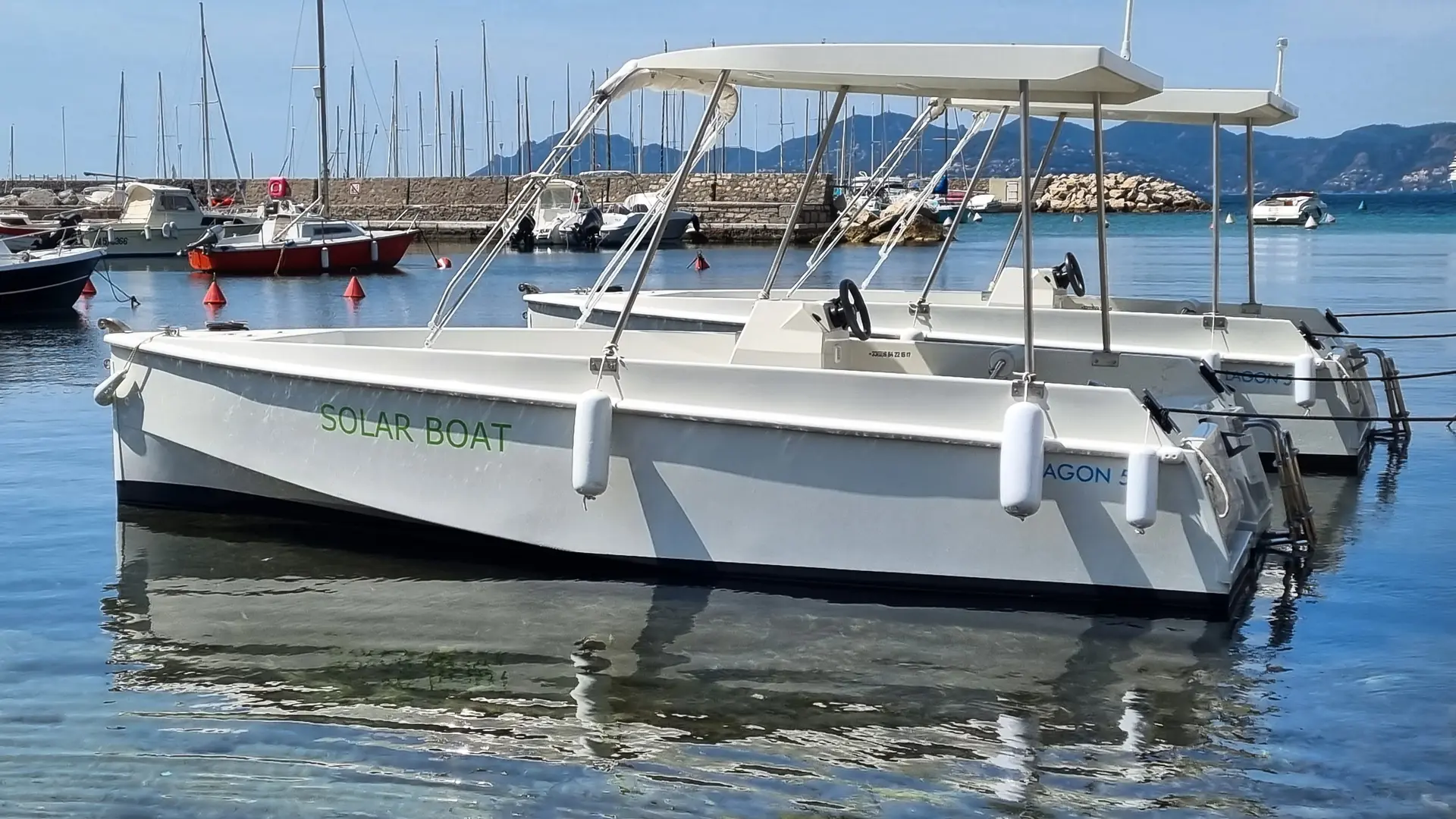 Location de bateau sans permis à Cannes couché de soleil avec Solar Boat