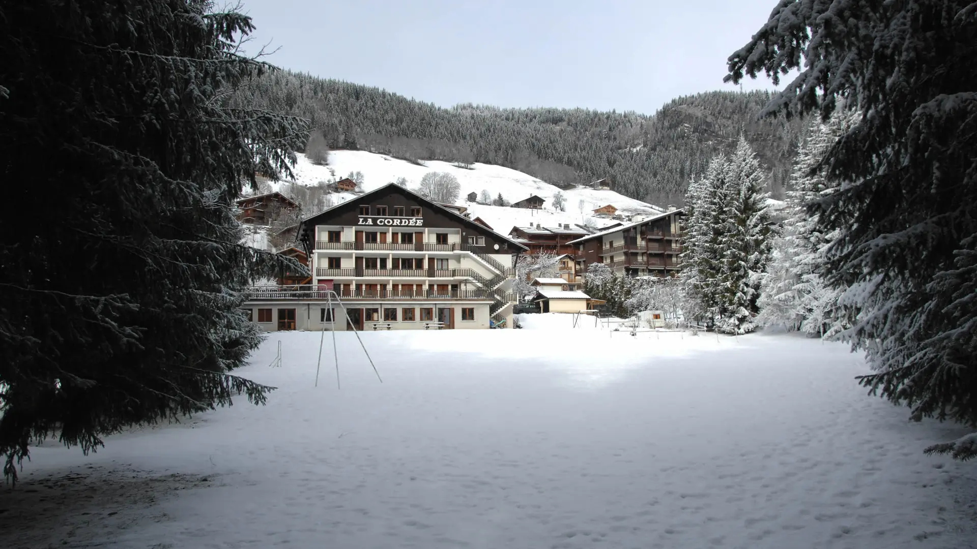 Centre de vacances la Cordée - l'hiver et le parc