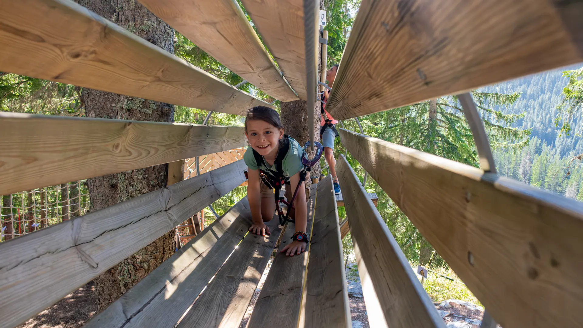 Fille dans le tube en bois