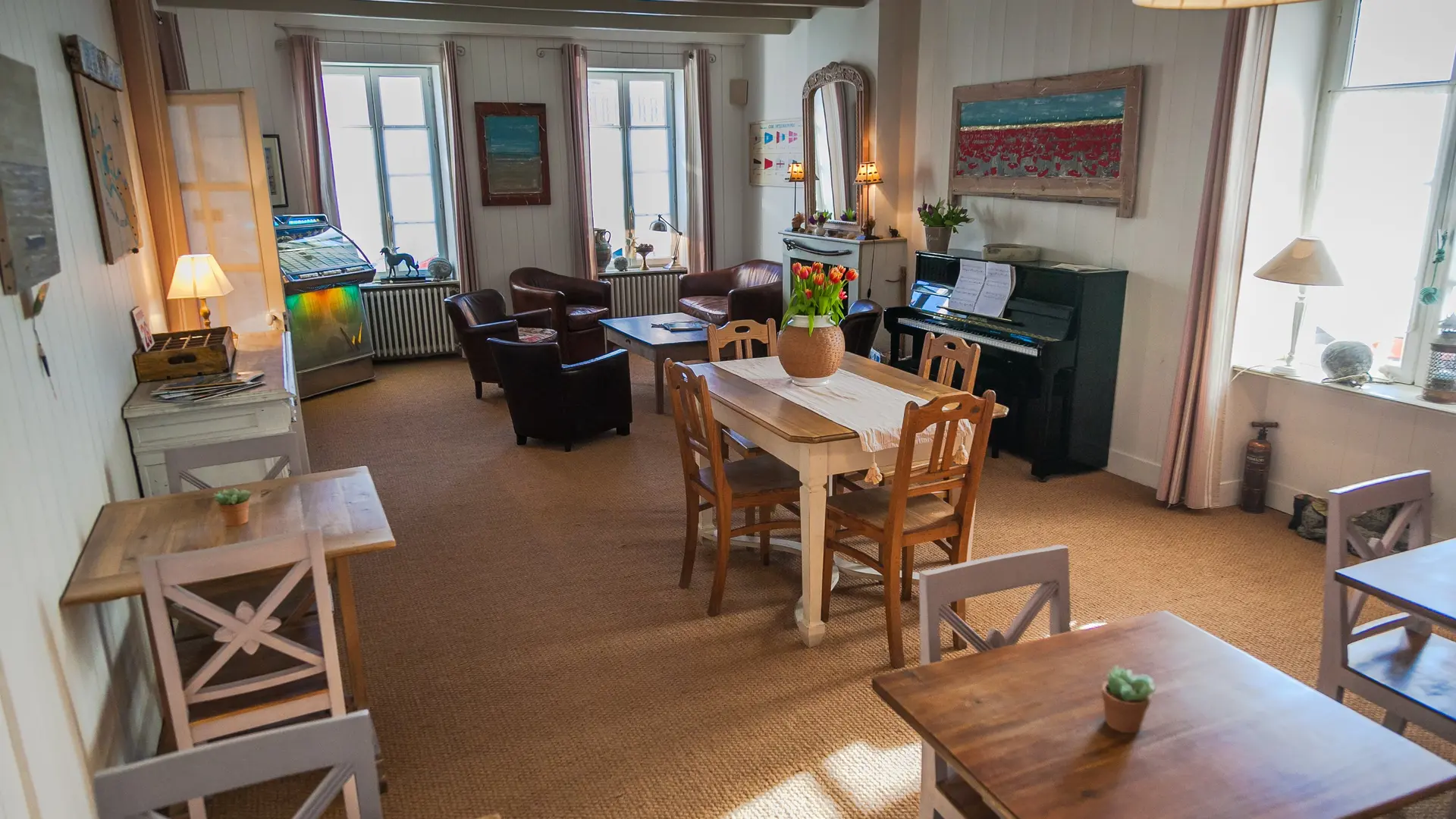 Salón - Sillones, mesa, piano