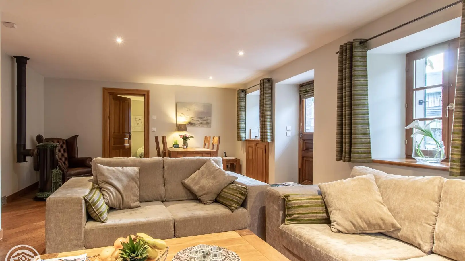 Espace détente/TV et espace repas avec poêle à bois