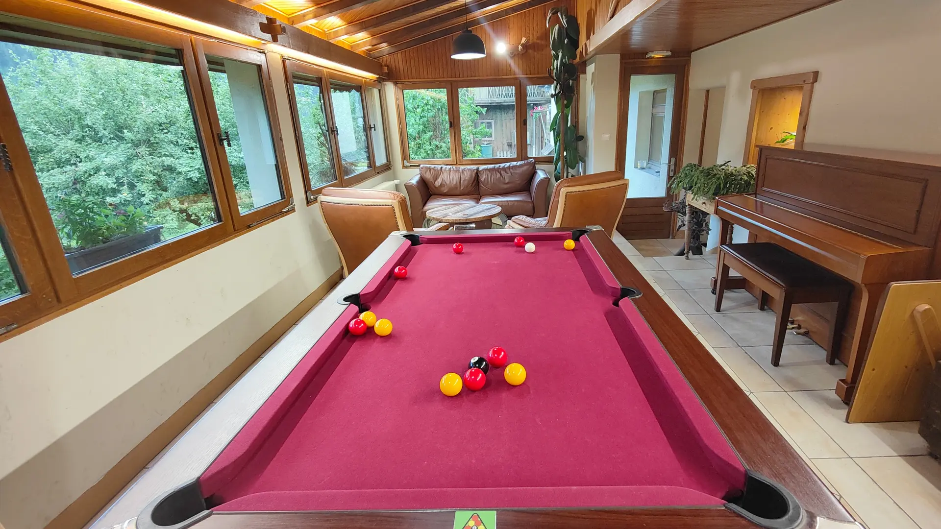 Billard à l'intérieur du bar
