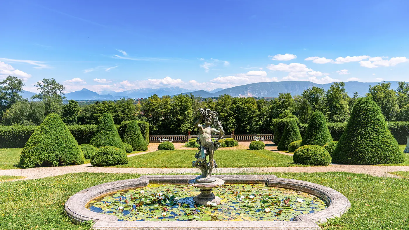 Bassin dans le parc du Château de Voltaire