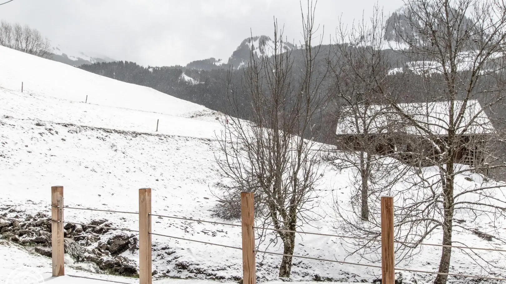 Balcon en hiver avec ruisseau en contrebas