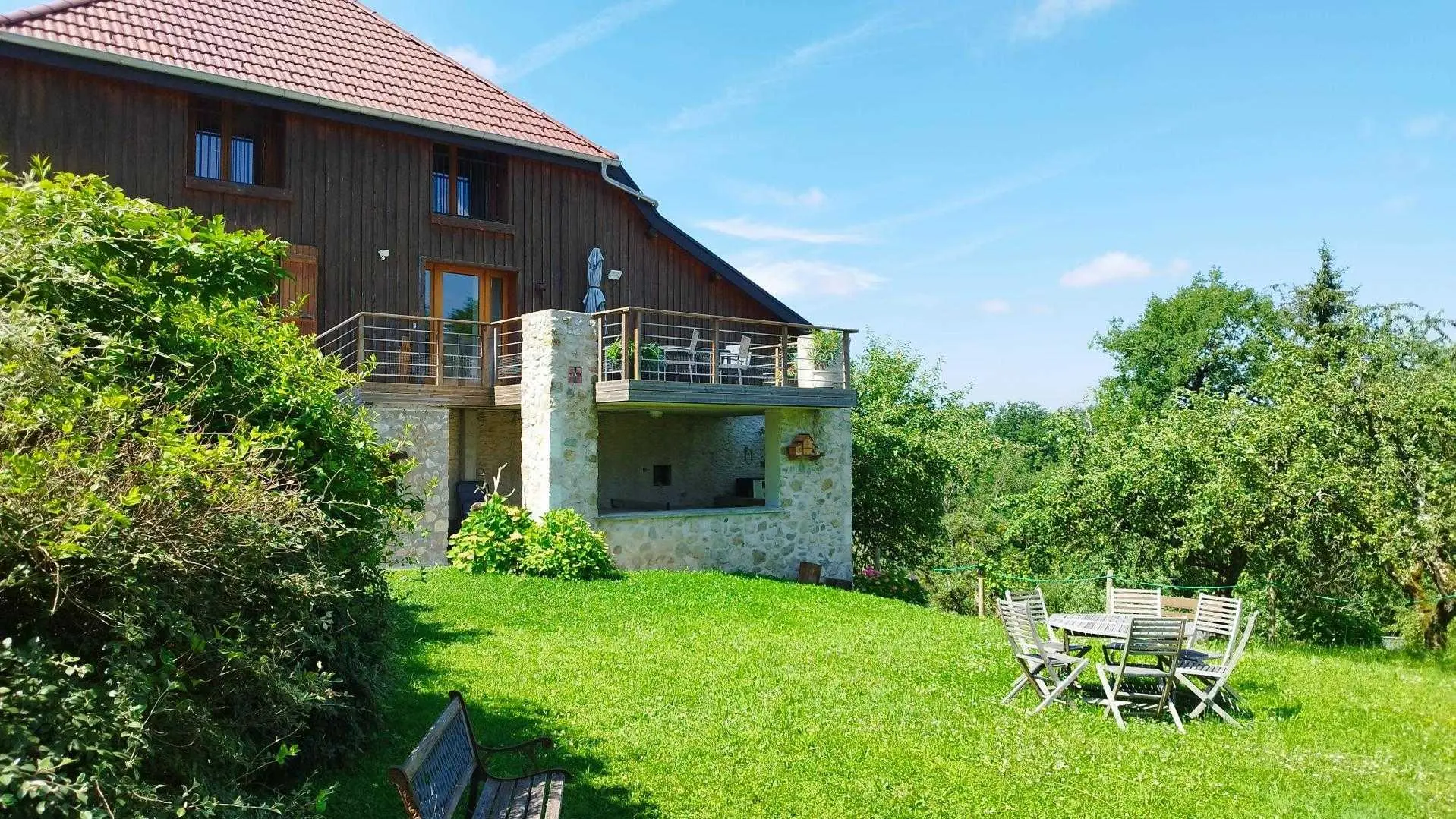 Le gîte, sa terrasse et le jardin