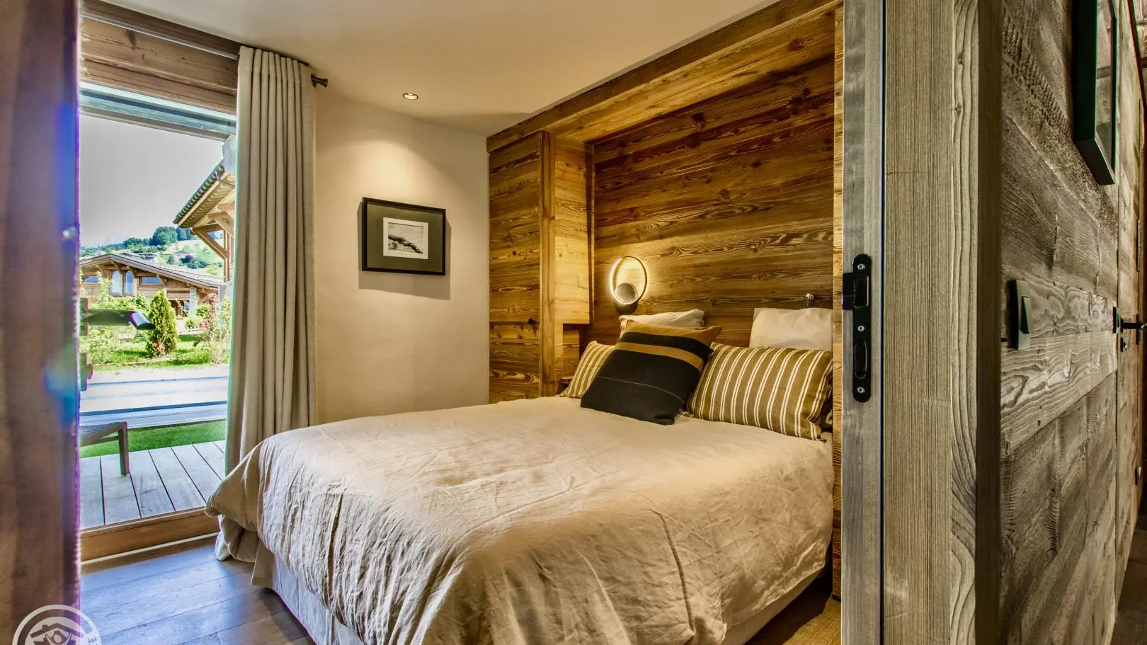 rez de jardin chambre Mt Blanc en direct sur la piscine et le M' Blanc