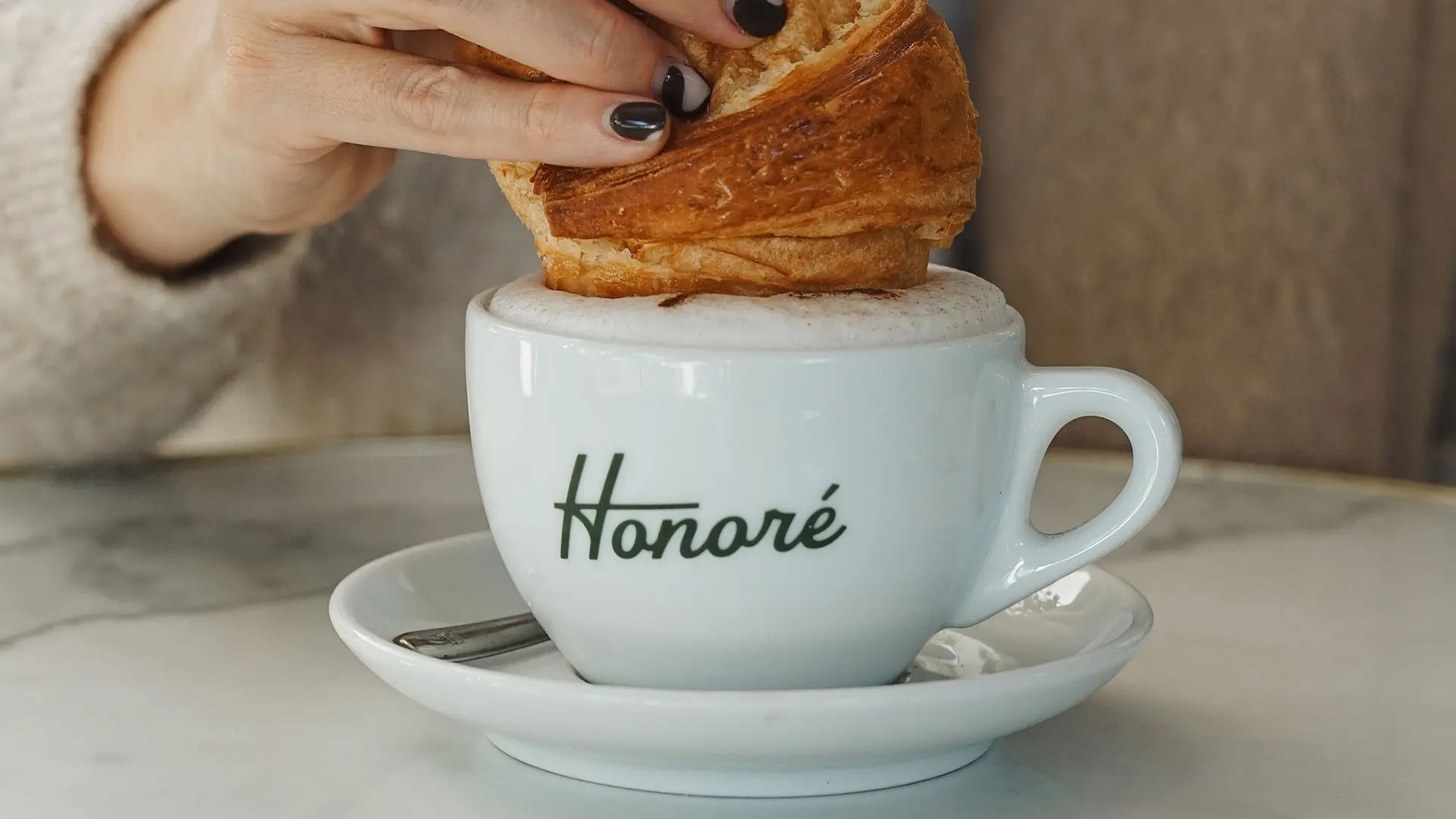 Café et viennoiserie chez Honoré
