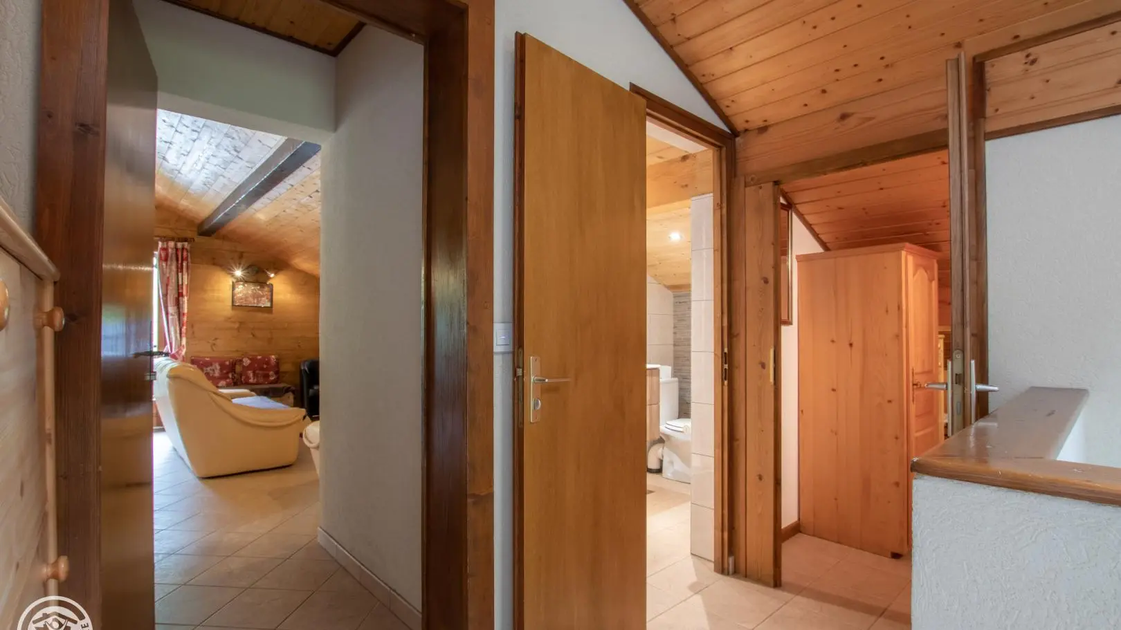 Sur la droite, salle d'eau /wc.
Accès à la 5ème chambre (avec supplément).