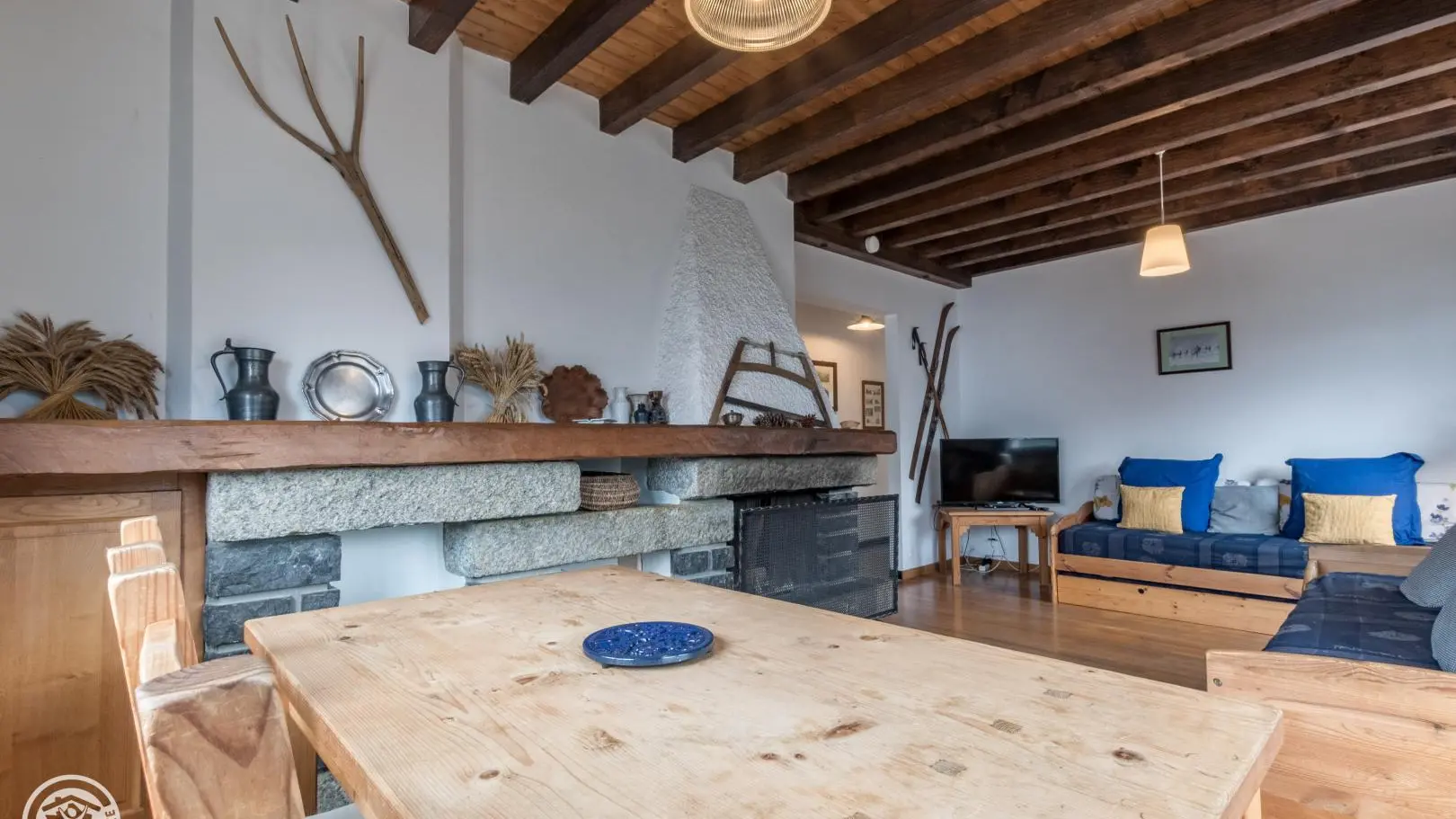 Séjour avec lits gigogne et coin repas