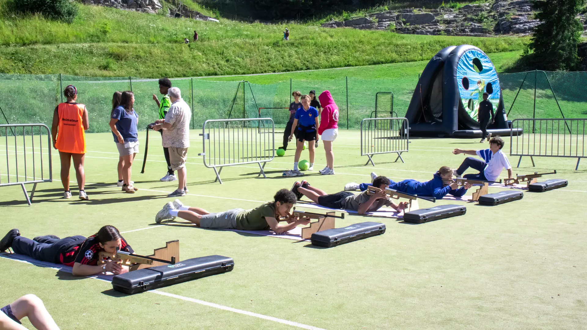Plusieurs personnes qui tirent à la carabine