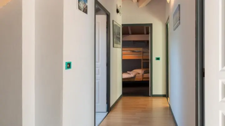 Couloir de dégagement vers les chambres et salle de bain de l'étage